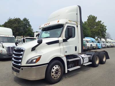 Freightliner Cascadia 126 Day Cab Truck - 505HP, 12 Speed Automatic