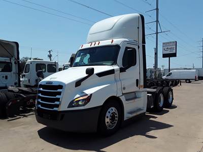Freightliner Cascadia 126 Day Cab Truck - 400HP, 12 Speed Automatic