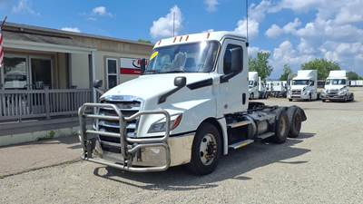 Freightliner Cascadia 126 Day Cab Truck - 410HP, 12 Speed Automatic