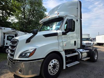 Freightliner Cascadia 126 Single Axle Day Cab Truck - 455HP, 12 Speed Automatic