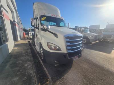 Freightliner Cascadia 126 Day Cab Truck - 400HP, 12 Speed Automatic