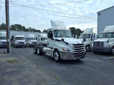 Freightliner Cascadia 126 Day Cab Truck - 450HP, 12 Speed Automatic