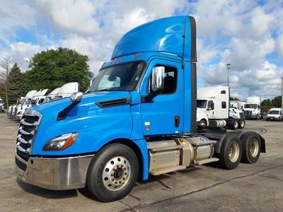 Freightliner Cascadia 126 Day Cab Truck - 455HP, 12 Speed Automatic