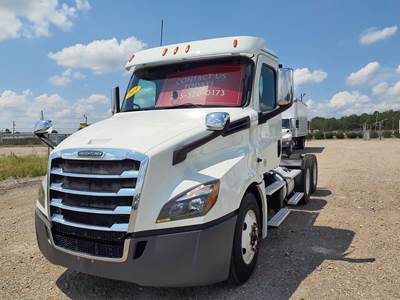 Freightliner Cascadia 126 Day Cab Truck - 455HP, 10 Speed Manual