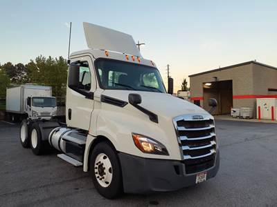 Freightliner Cascadia 126 Day Cab Truck - 450HP, 12 Speed Automatic