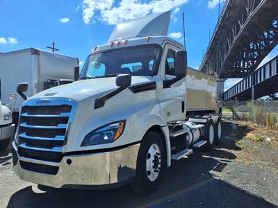 Freightliner Cascadia 126 Day Cab Truck - 455HP, 12 Speed Automatic