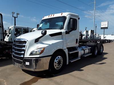 Freightliner Cascadia 126 Day Cab Truck - 450HP, 12 Speed Automatic