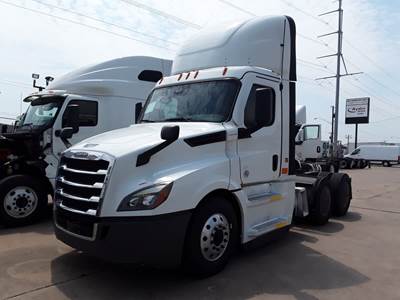 Freightliner Cascadia 126 Day Cab Truck - 400HP, 12 Speed Automatic