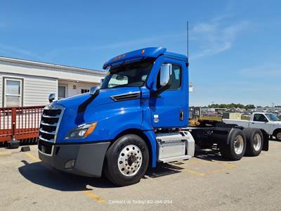 Freightliner Cascadia 126 Day Cab Truck - 450HP, 12 Speed Automatic