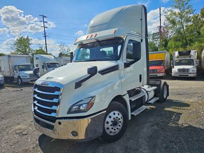 Freightliner Cascadia 126 Single Axle Day Cab Truck - 455HP, 12 Speed Automatic