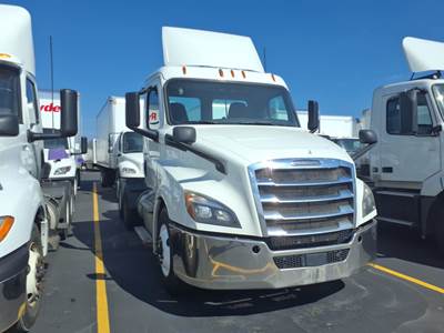 Freightliner Cascadia 126 Day Cab Truck - 450HP, 12 Speed Automatic