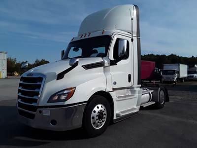 Freightliner Cascadia 126 Single Axle Day Cab Truck - 455HP, 10 Speed Manual