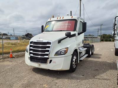 Freightliner Cascadia 126 Day Cab Truck - 475HP, 10 Speed Manual