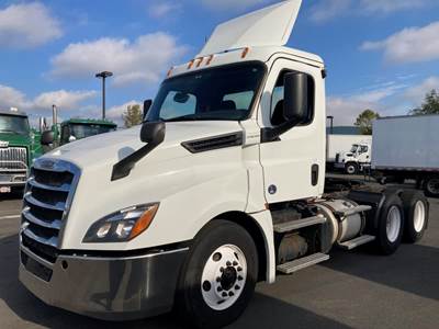Freightliner Cascadia 126 Day Cab Truck - 450HP, 12 Speed Automatic