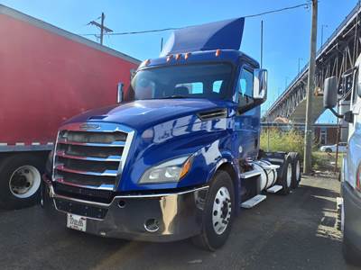 Freightliner Cascadia 126 Day Cab Truck - 410HP, 12 Speed Automatic