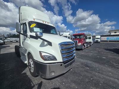 Freightliner Cascadia 126 Day Cab Truck - 450HP, 12 Speed Automatic