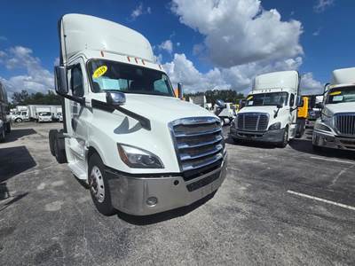 Freightliner Cascadia 126 Day Cab Truck - 450HP, 12 Speed Automatic