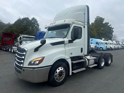 Freightliner Cascadia 126 Day Cab Truck - 505HP, 12 Speed Automatic