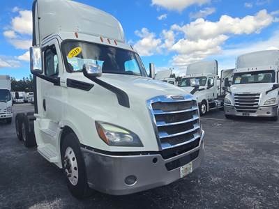 Freightliner Cascadia 126 Day Cab Truck - 450HP, 12 Speed Automatic