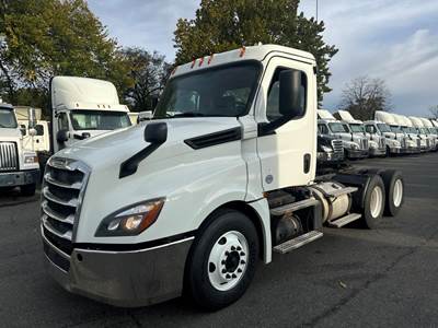 Freightliner Cascadia 126 Day Cab Truck - 450HP, 12 Speed Automatic
