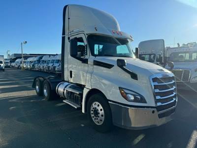 Freightliner Cascadia 126 Day Cab Truck - 505HP, 12 Speed Automatic