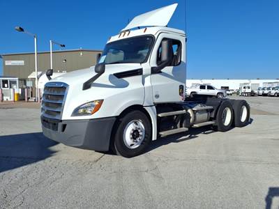 Freightliner Cascadia 126 Day Cab Truck - 450HP, 12 Speed Automatic