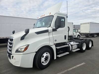 Freightliner Cascadia 126 Day Cab Truck - 450HP, 12 Speed Automatic