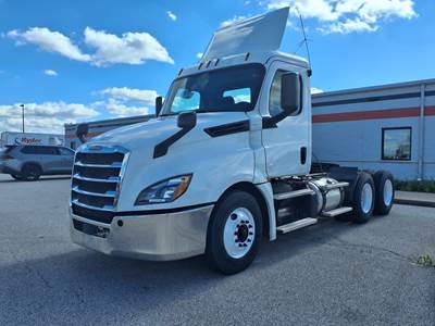 Freightliner Cascadia 126 Day Cab Truck - 450HP, 12 Speed Automatic
