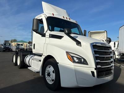Freightliner Cascadia 126 Day Cab Truck - 450HP, 12 Speed Automatic
