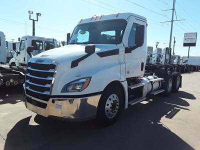 Freightliner Cascadia 126 Day Cab Truck - 450HP, 12 Speed Automatic