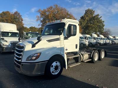 Freightliner Cascadia 126 Day Cab Truck - 450HP, 12 Speed Automatic