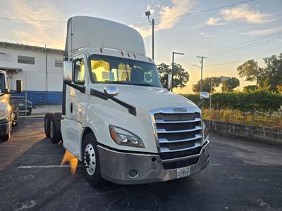 Freightliner Cascadia 126 Day Cab Truck - 450HP, 12 Speed Automatic