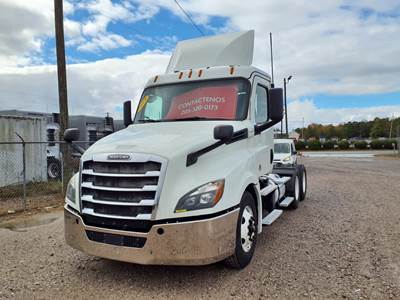Freightliner Cascadia 126 Day Cab Truck - 450HP, 12 Speed Automatic