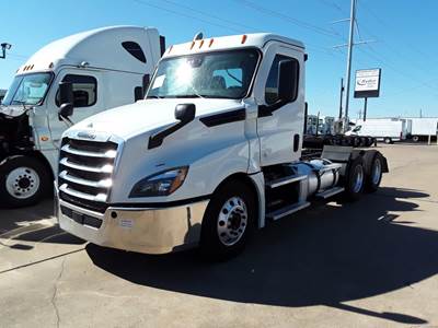 Freightliner Cascadia 126 Day Cab Truck - 450HP, 12 Speed Automatic
