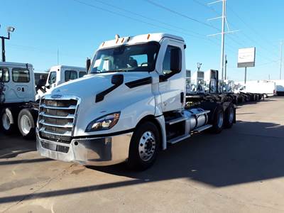 Freightliner Cascadia 126 Day Cab Truck - 450HP, 12 Speed Automatic