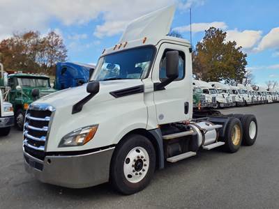 Freightliner Cascadia 126 Day Cab Truck - 450HP, 12 Speed Automatic