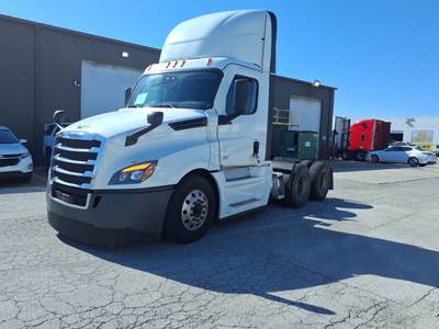 Freightliner Cascadia 126 Day Cab Truck - 400HP, 12 Speed Automatic