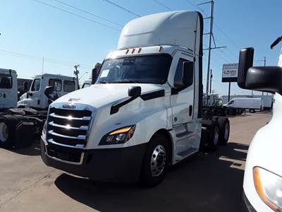 Freightliner Cascadia 126 Day Cab Truck - 400HP, 12 Speed Automatic