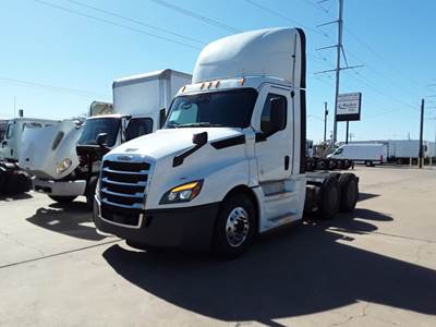 Freightliner Cascadia 126 Day Cab Truck - 400HP, 12 Speed Automatic