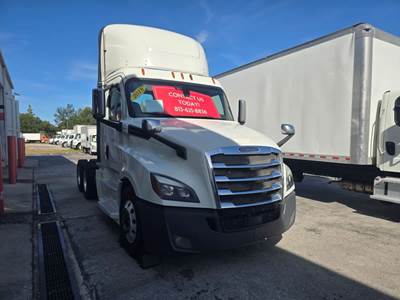 Freightliner Cascadia 126 Day Cab Truck - 400HP, 12 Speed Automatic
