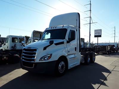 Freightliner Cascadia 126 Day Cab Truck - 400HP, 12 Speed Automatic