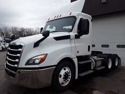 Freightliner Cascadia 126 Day Cab Truck - 450HP, 12 Speed Automatic
