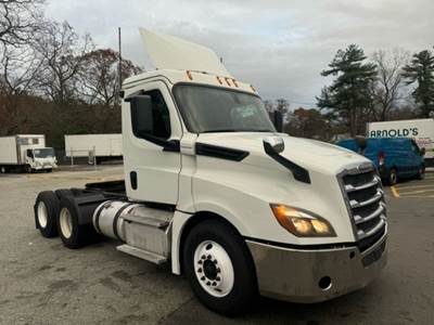 Freightliner Cascadia 126 Day Cab Truck - 450HP, 12 Speed Automatic
