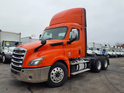 Freightliner Cascadia 126 Day Cab Truck - 455HP, 12 Speed Automatic