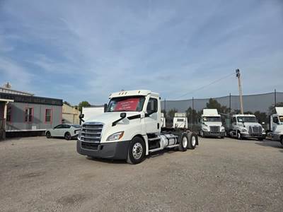 Freightliner Cascadia 126 Day Cab Truck - 450HP, 12 Speed Automatic