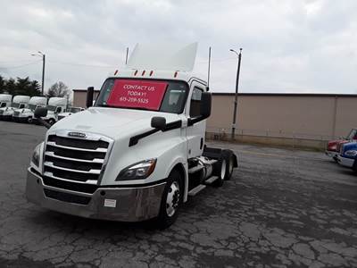 Freightliner Cascadia 126 Day Cab Truck - 450HP, 12 Speed Automatic