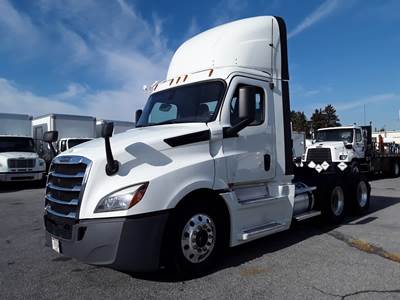 Freightliner Cascadia 126 Day Cab Truck - 455HP, 12 Speed Automatic