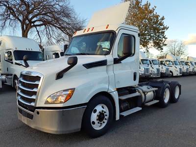 Freightliner Cascadia 126 Day Cab Truck - 450HP, 12 Speed Automatic