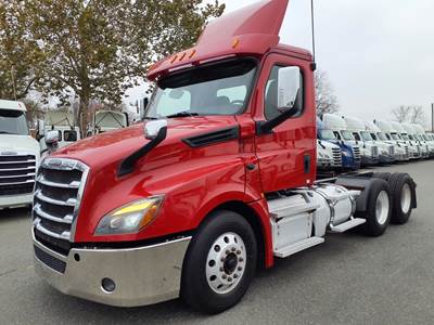 Freightliner Cascadia 126 Day Cab Truck - 450HP, 10 Speed Manual