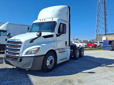Freightliner Cascadia 126 Day Cab Truck - 400HP, 12 Speed Automatic